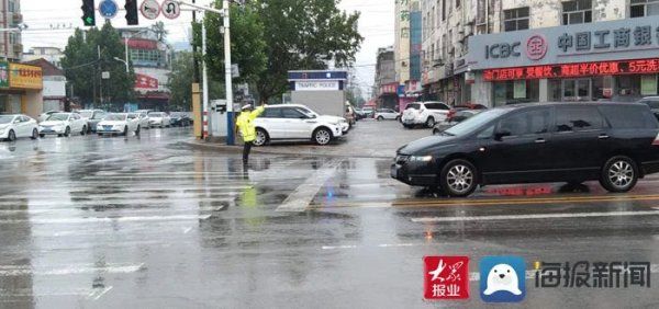 浇警|牡丹区交警雨天执勤变“浇警” 全力以赴保畅通