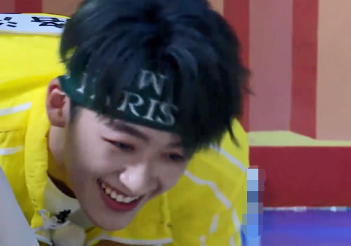  名牌|白宇主动上前撕名牌，周震南把何洛洛护在身后，暖心小队长上线