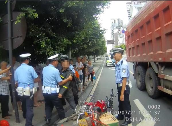  张口|“盘”他！路遇交警检查，这两轮司机竟张口就咬……