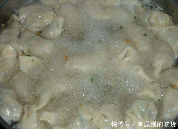  搅拌在一起|饺子馆老板说漏嘴饺子馅里加“一勺它”，鲜嫩多汁，回回不够吃