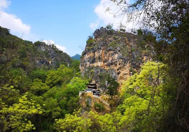 居住|云南深山有座寺庙,建在悬崖上距今千年,独自居住着一位中年男子