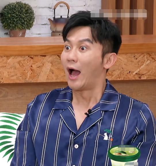  出场|郑爽穿睡衣录节目，出场引尖叫，看清款式，确定可以播吗？