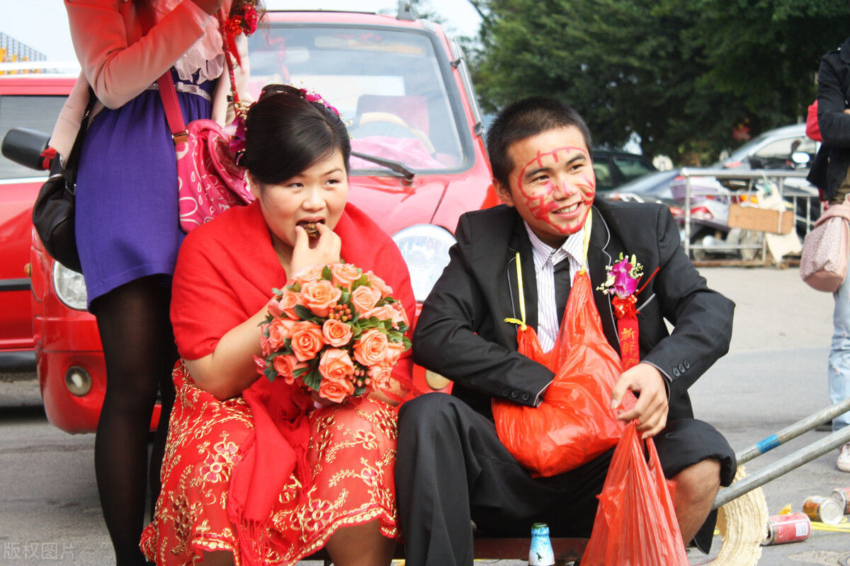 练家子|婚闹者强按新娘磕头，哪知新娘是个“练家子”，结果惨了