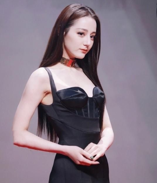  走在红地毯|迪丽热巴穿开叉裙走红毯，高开叉长裙养眼迷人，大秀曼妙婀娜身姿