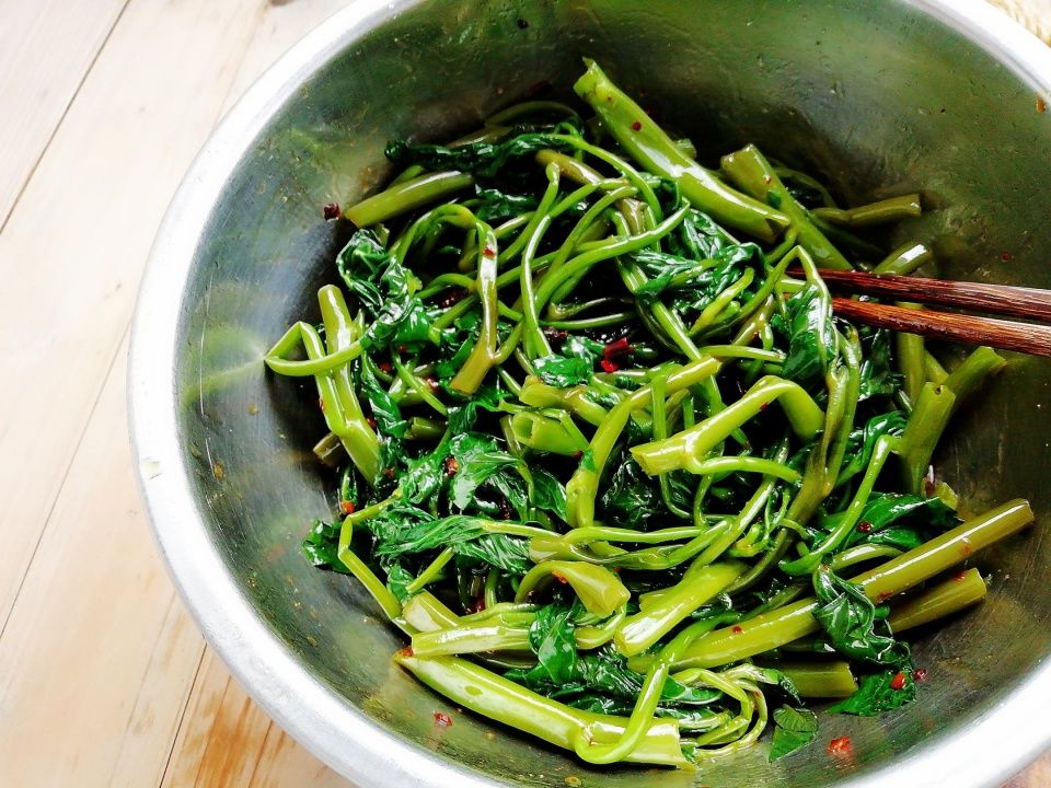  好吃|空心菜别再炒了，加点它拌一拌就上桌，拿肉都不换，太好吃了