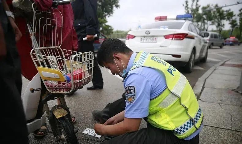  电动|一致好评丨招远交警冒雨走上街头帮电动自行车上牌!