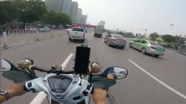  交警|交警开车不系安全带遭骑手质疑，警方回应