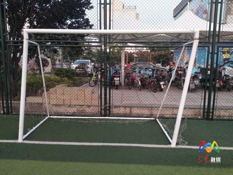  为啥|文明创城丨这个小球场为啥没人打扫？