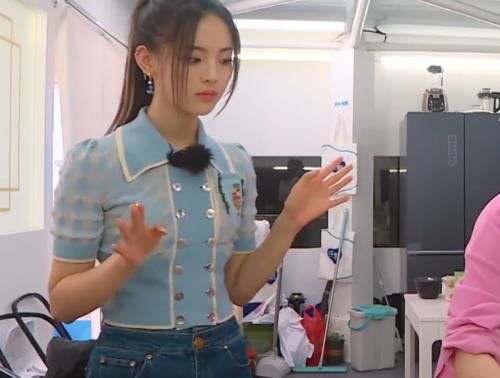  劳动力|杨超越当劳动力，谁注意她端碗前的一个小细节，被“骂”都是活该