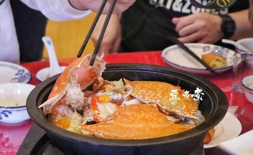 一共|十个人花费800吃个晚饭,一共才8道菜,荤腥素搭配就是不知道贵不