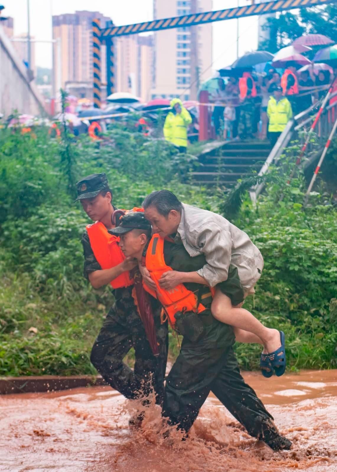  于五桥河河边的五桥|多图|直击万州救援现场