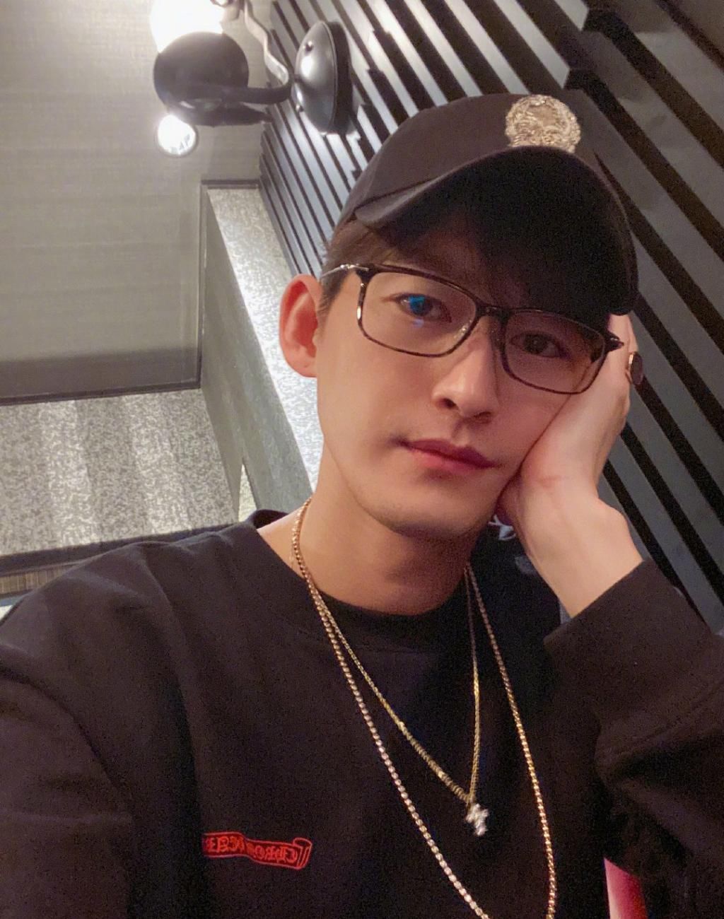  发文|张翰发文：不惧时光。工作室转发：时光流转，幸好身边的人一直未变