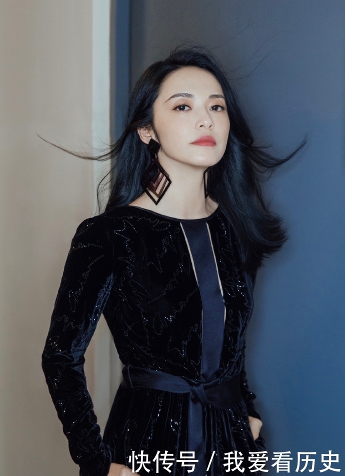 耳环|40岁姚晨依旧魅力十足,黑丝绒裙高贵大气,炫彩菱形耳环时髦亮眼