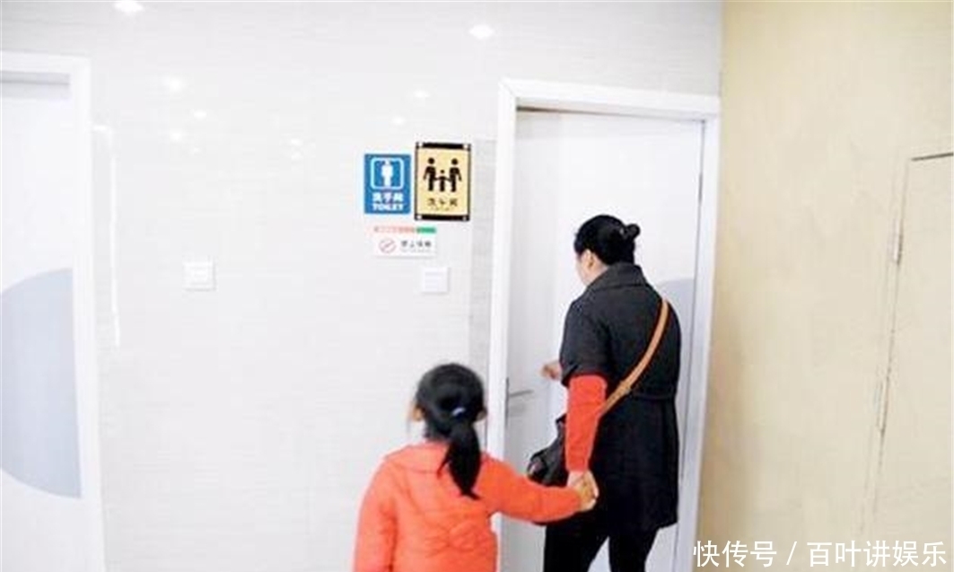 低下|家长带着孩子在地铁上小便，网友评论素质低下：纸尿裤买不起吗？