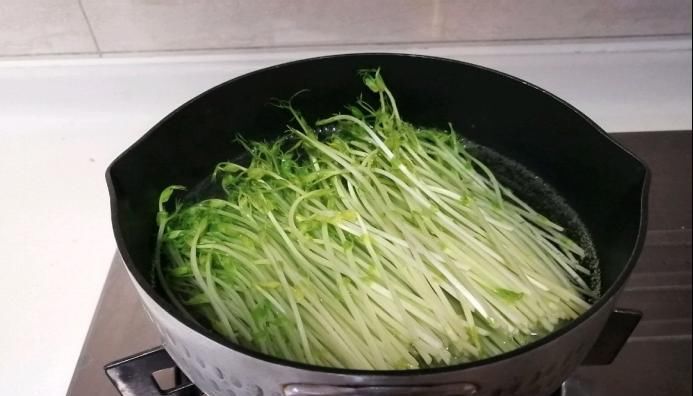 凉菜|秋天干燥,来点清脆爽口的凉菜降降火气,3元一大把的豌豆苗试试