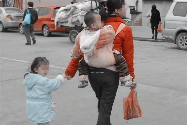 二胎弟弟|22岁女孩拒绝养2岁弟弟，父母一纸诉状告上法庭，网友：可怜