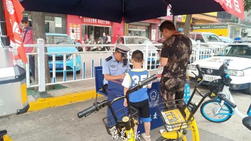  大队二中队|共享单车还敢这样骑？罚！