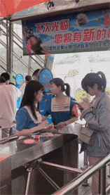 搞笑|搞笑GIF：护士姐姐你下手轻点，我怕疼