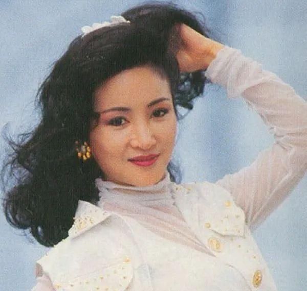  离奇|谢贤狄波拉离婚很离奇，离婚后也有三个做法令人唏嘘
