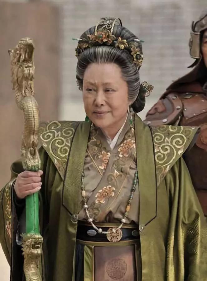  出门|70岁斯琴高娃曾遭8年家暴，如今出门靠轮椅