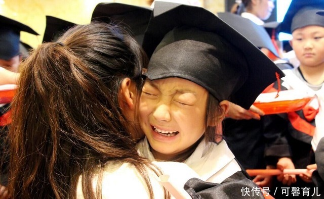 姥姥|幼儿园毕业证书入手后，小男孩泪如雨下，长大的过程太辛苦！