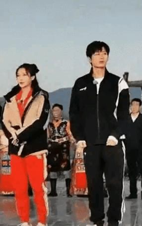  成毅|《跑男》黄河篇路透！成毅皮衣造型清爽，看清蔡徐坤校园男神没跑了