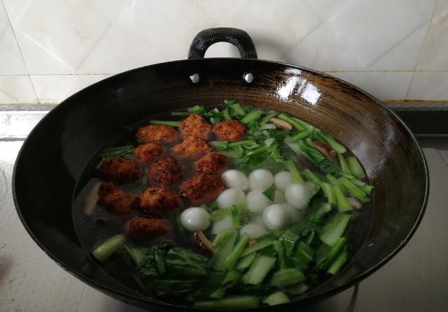  小青菜|鲜香鹌鹑蛋肉圆香菇青菜面，荤素搭配，十分好吃，热乎乎暖胃！