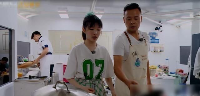  大厨|《中餐厅》林大厨自带火腿！扒出其价格后，网友：贫穷限制想象！