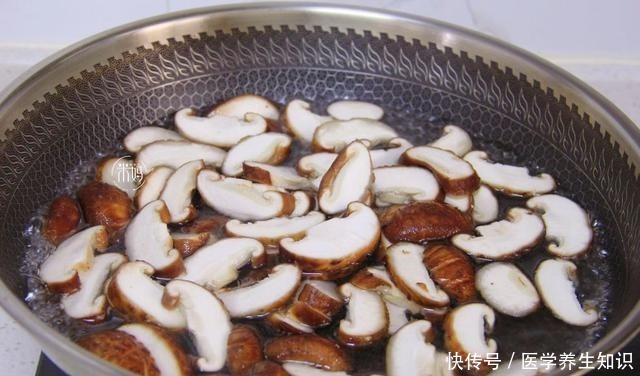 入秋|入秋后,我家常吃的一道菜,10分钟搞定,好吃到连汤汁都不剩