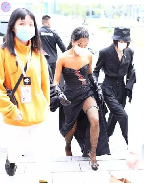  音乐|吉克隽逸造型真出彩，抹胸裙装秀美肩，亮片丝袜太抢镜