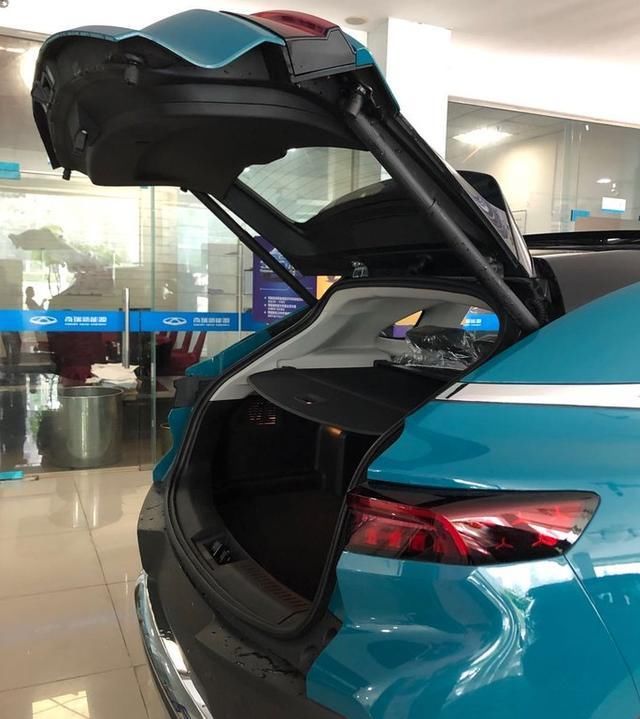 SUV|奇瑞首款高端SUV到店，后轮驱动操控性优，全铝车身宽度近两米