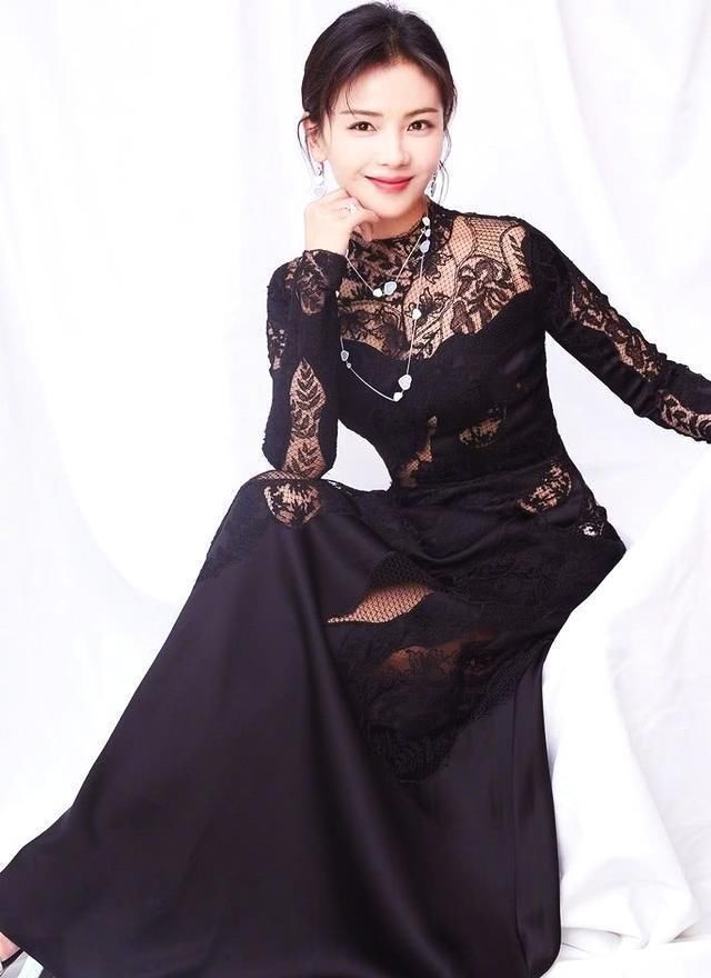  穿搭建议|刘涛气质太“贵气”了，穿黑裙优雅大气，发呆都很“霸气”