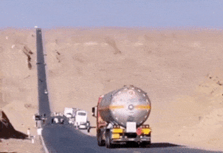 照片|拿命换照片？游客扎堆＂网红＂公路拍照险被撞