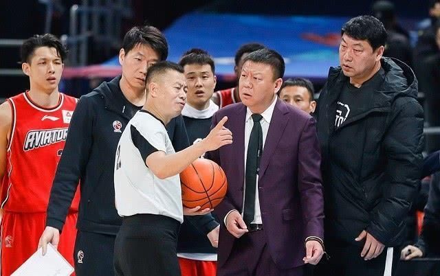 犯规|鼓掌+竖大拇指！裁判为啥吹胡明轩而不吹易建联呢？以下2种可能