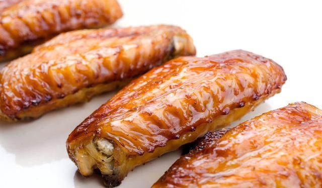 好吃|比肯德基买的还好吃,教你在家烤鸡翅,皮酥肉嫩,色彩红亮