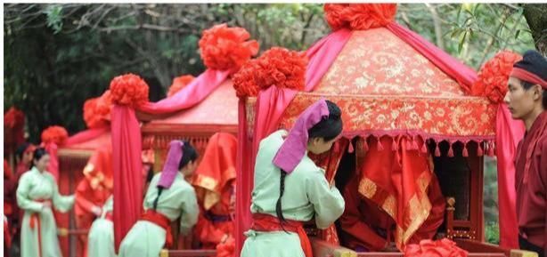 说法|旧时北方婚礼上的那些忌讳，盖井盖，撒五谷，捅窗户纸各有说法