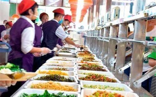 学生|为何学校宁愿把饭菜倒了,也不给学生多打看看食堂阿姨怎么说