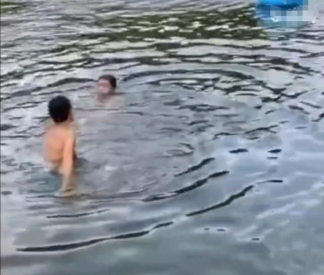  救人|路人拍男孩游泳遇险却被质疑不下水救人，网友：救人是情分，不救是本分