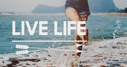 楼顶|女子站30层楼顶欲跳楼轻生，男友下跪道歉！勿将生命当“本钱”