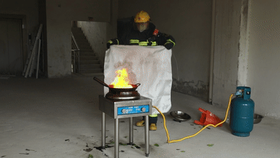 蓝朋友|20万网友围观女子炒菜，为何？