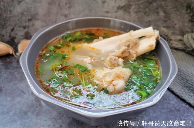 浓肉|做羊肉汤时,千万别乱放调料,记住两点,羊肉汤浓肉香还不膻