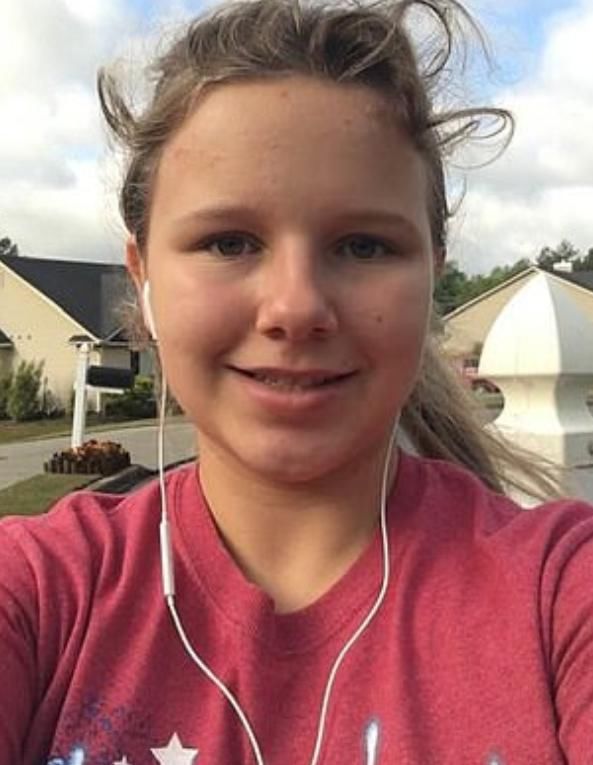  乔斯林|两条斗牛犬突然追赶15岁少女将其扑倒，疯狂啃咬其脖子和脑袋