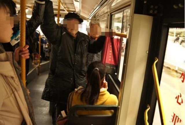 妈妈|公交上6岁男孩给老人让座，却被妈妈制止，乘客反而夸赞做得好