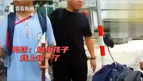  电动车|女子骑电动车没戴头盔，交警拦下后发生争执，路过学生劝架获点赞