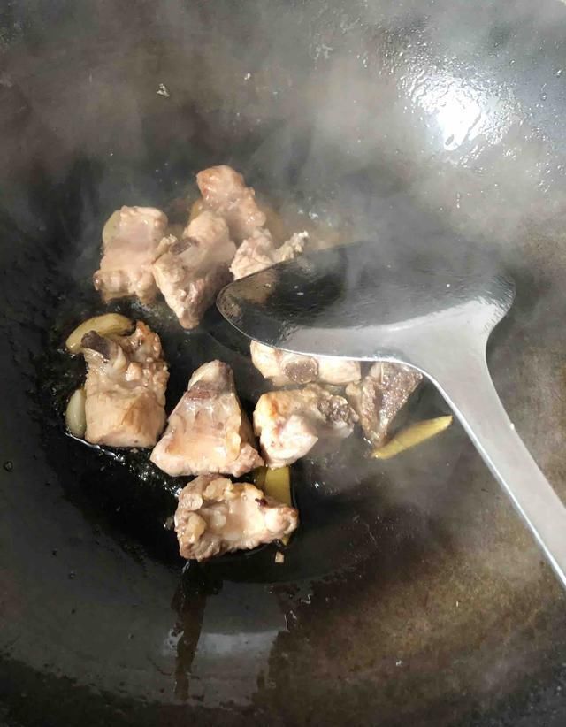  排骨|1斤排骨，3个小土豆，每周给孩子做1次这个香辣排骨，身体棒
