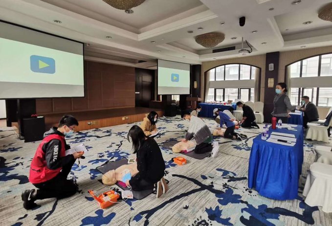  到场|手机“叮”一声 95后热心小伙5分钟到场救人