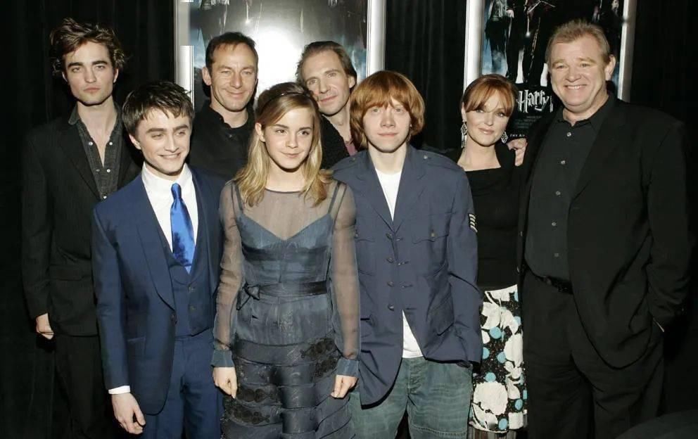  信条|《信条》来了！从暮光男到新蝙蝠侠，34岁罗伯特·帕丁森能翻身吗