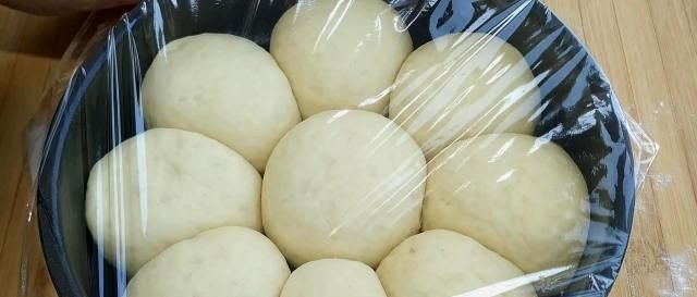 真香|做面包不用高筋粉,不用烤箱,2个苹果加2个鸡蛋,暄软拉丝,真香