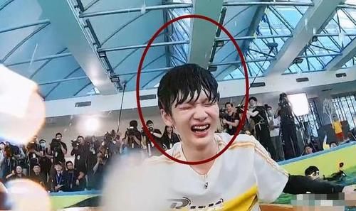  金发|染发不让录节目，有谁注意周震南咋藏金发的？掉水里后直接笑晕了