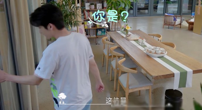  下意识|谭松韵冒雨重返节目组，谁注意张新成下意识反应？怕是偶像剧情